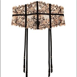 VERY SEXY
Floral Embroidered Waist Cincher size is M/L